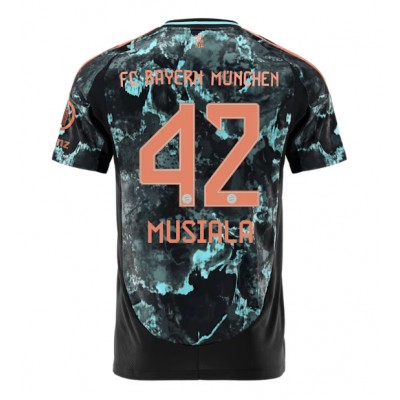 Moški Nogometni dresi Bayern Munich Jamal Musiala #42 Gostujoči 2024-25 Kratek Rokav Moški Nogometni dresi Bayern Munich Jamal Musiala #42 Gostujoči 2024-25 Kratek Rokav